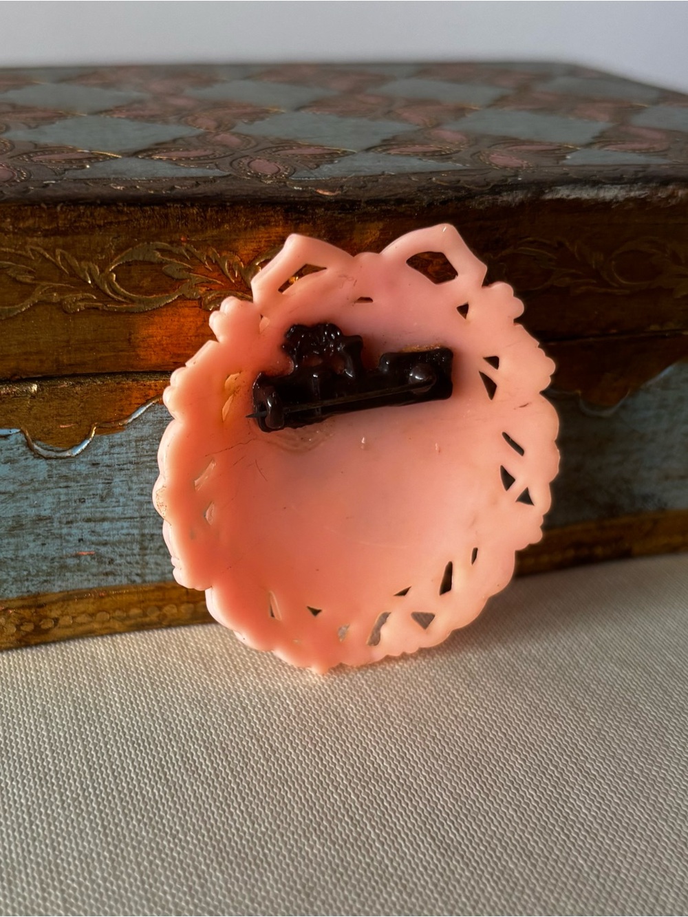 Vintage Pink Early Plastic Hand-painted Bluebirds Brooch - Picture 7 of 8